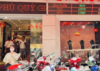 Giá vàng miếng vượt 128 triệu đồng/lượng, người dân xếp hàng chờ mua
