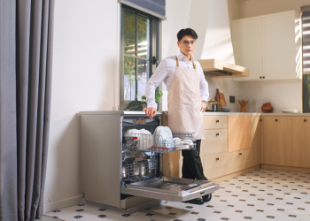 Huy Trần chăm sóc tổ ấm bằng thiết bị thông minh