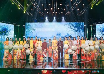 Miss Charm 2025 Anna Blanco diện áo dài thướt tha trình diễn thời trang tại “Save The World”