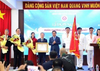 Bệnh viện Răng Hàm Mặt TPHCM đón nhận Huân chương Lao động hạng Nhất