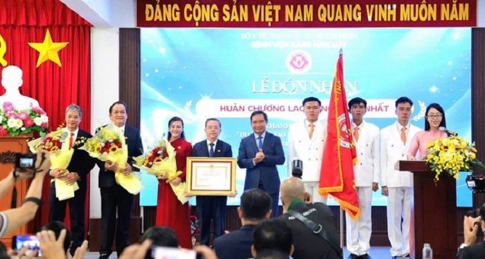 Bệnh viện Răng Hàm Mặt TPHCM đón nhận Huân chương Lao động hạng Nhất
